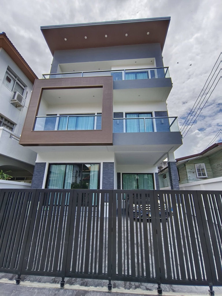 3-story detached house, Sukhumvit 65 (Ekkamai)