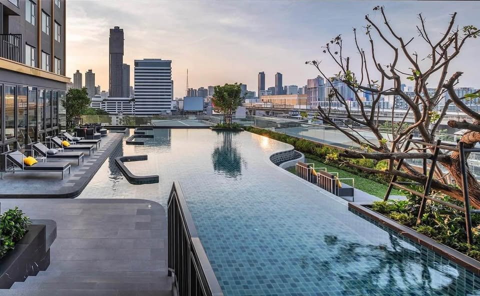 The Base Phetchaburi-Thonglor